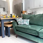 Superb Townhouse Near Vibrant Gloucester Road